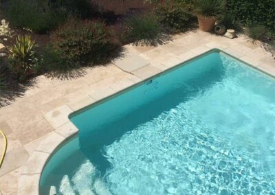 Dallage en travertin sur une terrasse autour d’une piscine