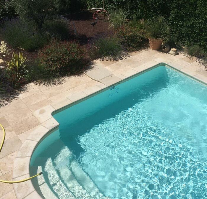 Dallage en travertin sur une terrasse autour d’une piscine