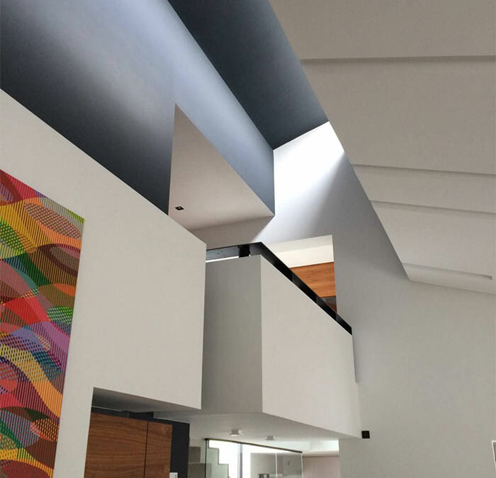 Peinture d’un puit de lumière dans une villa contemporaine à Marseille