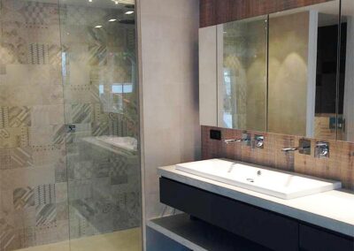 Création d’une salle de bain contemporaine dans une villa neuve