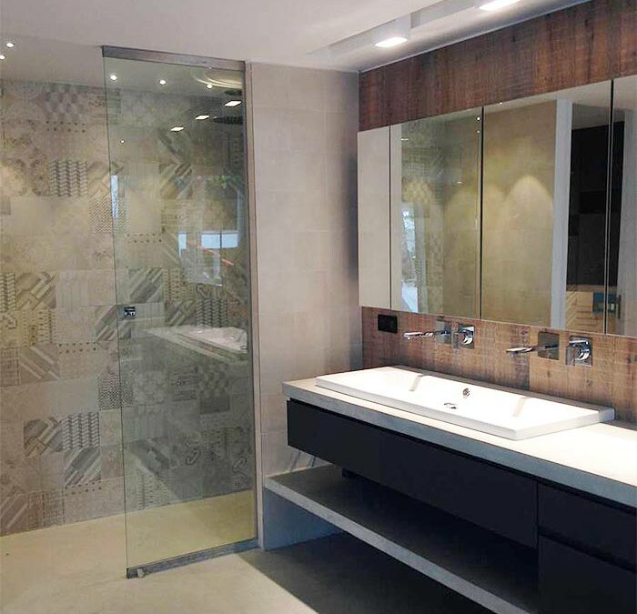 Création d’une salle de bain contemporaine dans une villa neuve